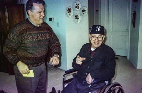 Un canadiense compró una cámara y con ella, algunas fotografías ajenas. Para encontrar a sus protagonistas, se prueba como detective.