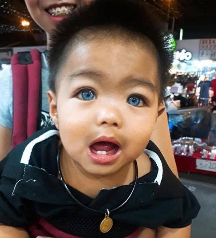 Niño tailandés nacido con unos ojos azules inusuales: es una sensación para la familia.