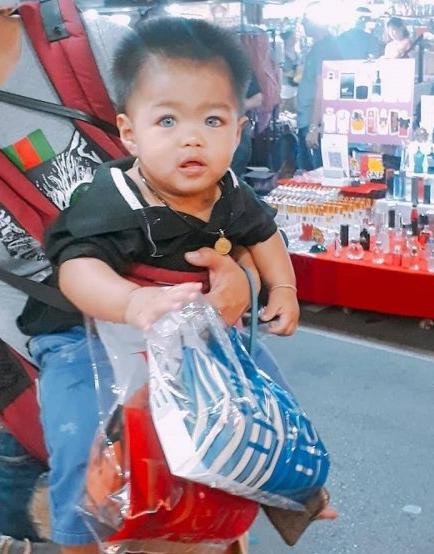 Niño tailandés nacido con unos ojos azules inusuales: es una sensación para la familia.