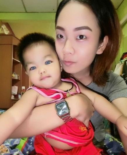 Niño tailandés nacido con unos ojos azules inusuales: es una sensación para la familia.