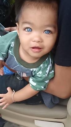 Niño tailandés nacido con unos ojos azules inusuales: es una sensación para la familia.