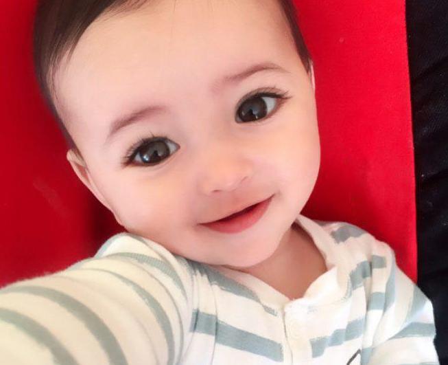 Pequeña ternura: una chica en cuyos ojos puedes ahogarte.