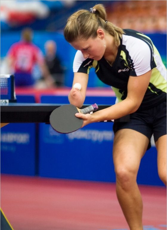 La chica con un brazo alcanza el éxito en los cuartos Juegos de Tenis de Mesa.