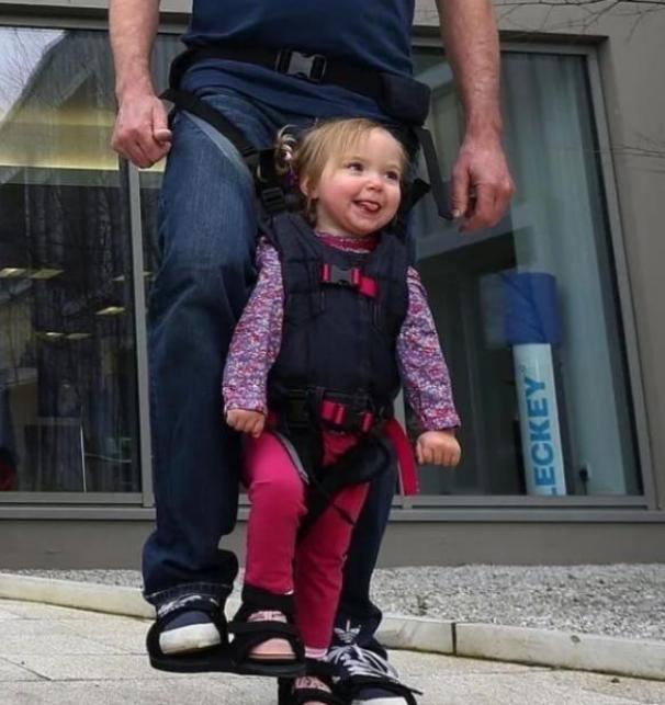 El padre inventó un mecanismo gracias al cual su hija especial pudo caminar.