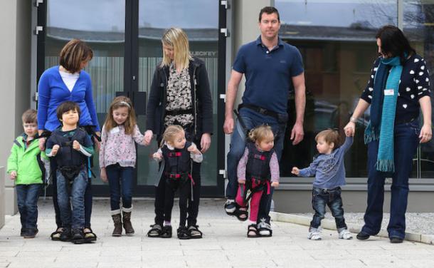 El padre inventó un mecanismo gracias al cual su hija especial pudo caminar.