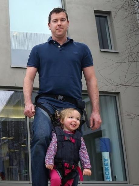 El padre inventó un mecanismo gracias al cual su hija especial pudo caminar.