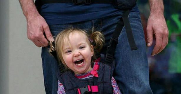 El padre inventó un mecanismo gracias al cual su hija especial pudo caminar.