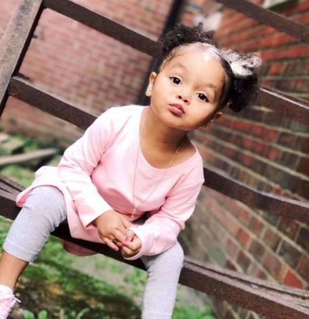 La pequeña que heredó las características de su madre creció y se convirtió en una verdadera belleza.