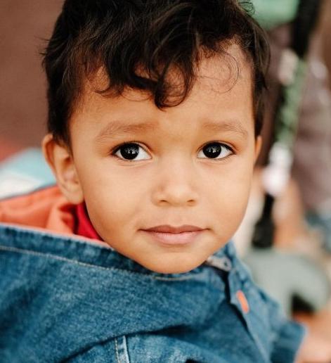 Solo echa un vistazo a ese hermoso chico, cuyos padres son de razas diferentes.