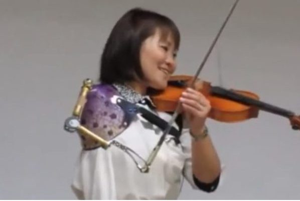 Mujer con un solo brazo sorprende a todos tocando el violín.
