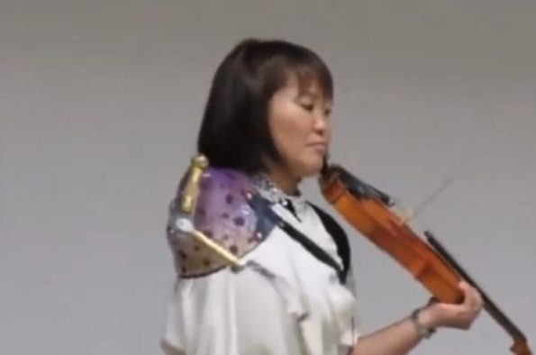 Mujer con un solo brazo sorprende a todos tocando el violín.