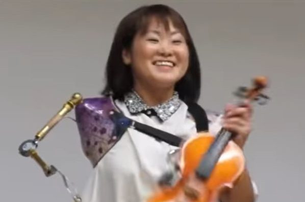 Mujer con un solo brazo sorprende a todos tocando el violín.