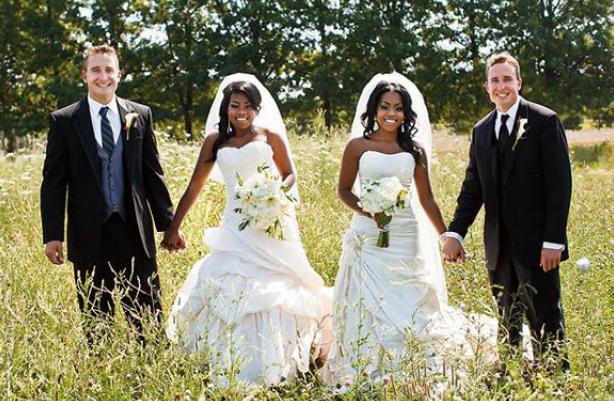 Dos hermanas se casaron con dos hermanos. Es interesante imaginar cómo lucirán los hijos de estas dos parejas.