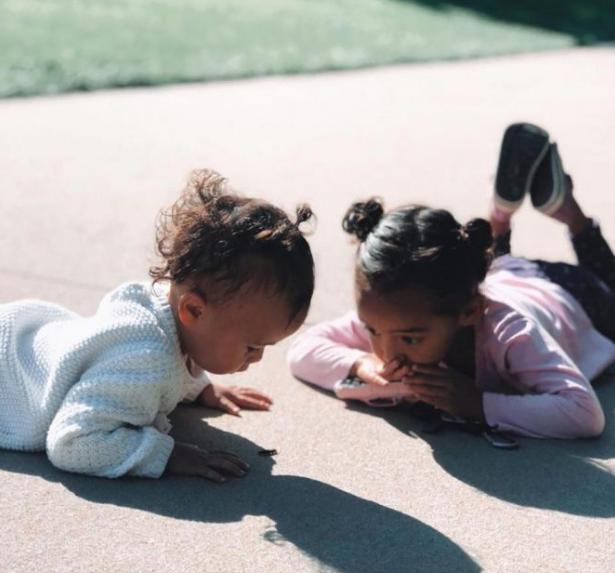 Dos hermanas se casaron con dos hermanos. Es interesante imaginar cómo lucirán los hijos de estas dos parejas.