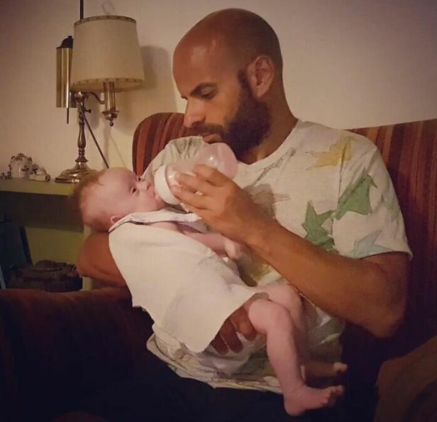 Hace cuatro años, un hombre adoptó a un pequeño especial que fue abandonado por dos familias: ¿En qué se ha convertido ella?