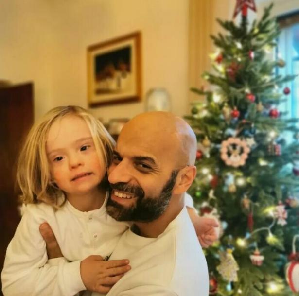 Hace cuatro años, un hombre adoptó a un pequeño especial que fue abandonado por dos familias: ¿En qué se ha convertido ella?