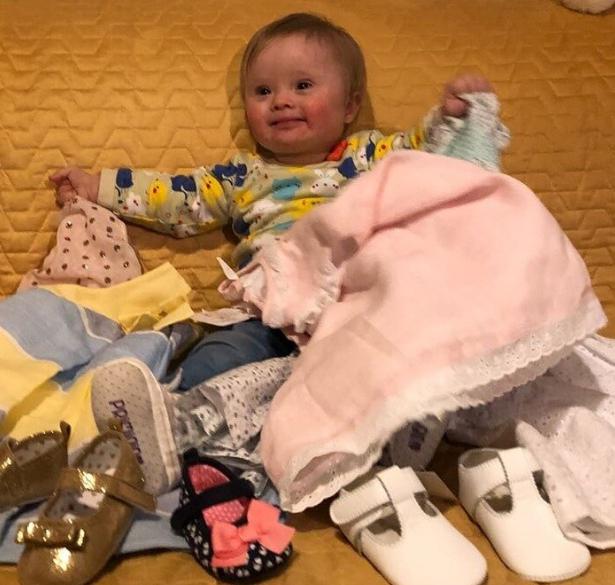 Hace cuatro años, un hombre adoptó a un pequeño especial que fue abandonado por dos familias: ¿En qué se ha convertido ella?