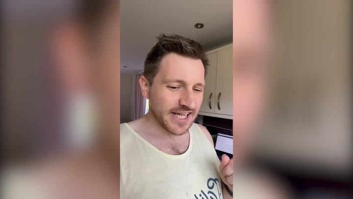 El padre podría escribir una nota sincera, alentando a su hija y expresando su amor y apoyo.