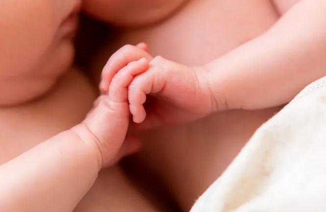 Gemelos nacidos prematuramente con dos días de diferencia: Cómo es posible.