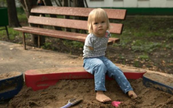 La familia de acogida brindó calidez y amor a una niña nacida con características físicas.