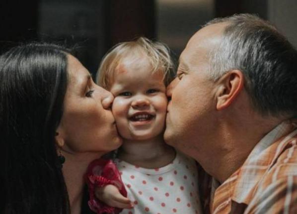 La familia de acogida brindó calidez y amor a una niña nacida con características físicas.