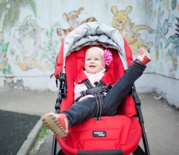 La familia de acogida brindó calidez y amor a una niña nacida con características físicas.