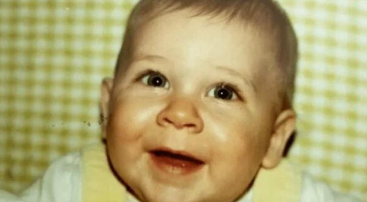 Ella dio a luz a los 15 años y entregó a su hijo a un orfanato, pero después de 35 años, él hizo algo increíble por su madre biológica.