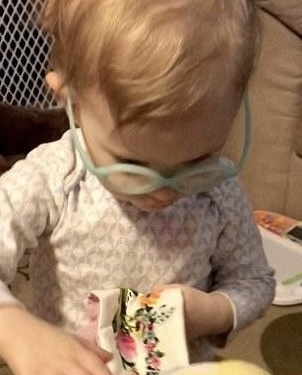 Una niña sorda recibió una muñeca réplica con un audífono: observa cuál fue su reacción.