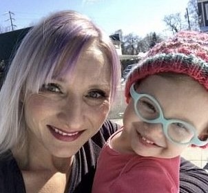 Una niña sorda recibió una muñeca réplica con un audífono: observa cuál fue su reacción.
