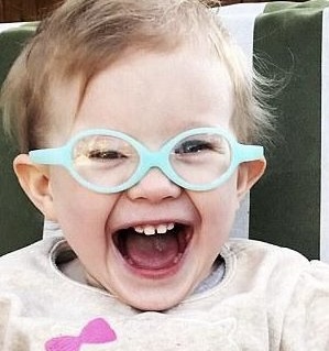 Una niña sorda recibió una muñeca réplica con un audífono: observa cuál fue su reacción.
