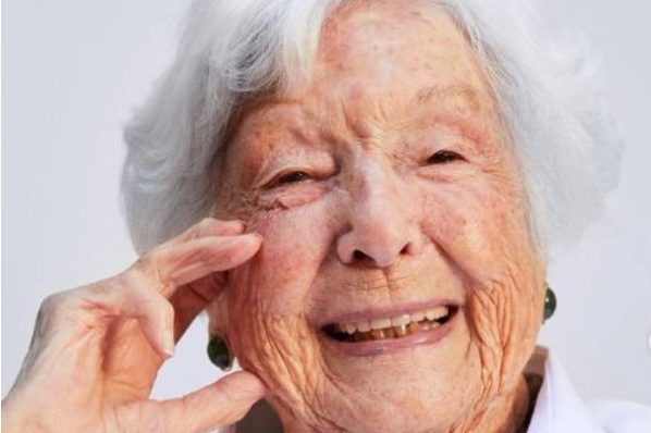 La mujer de 99 años se convirtió en modelo: así es como todo sucedió.