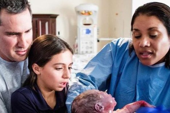 La niña de diez años estuvo presente en el nacimiento de su hermano: su reacción sorprendió incluso a las parteras.
