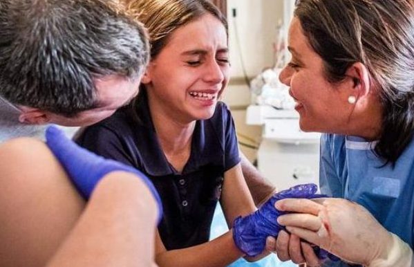 La niña de diez años estuvo presente en el nacimiento de su hermano: su reacción sorprendió incluso a las parteras.