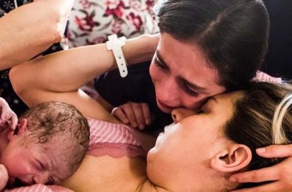 La niña de diez años estuvo presente en el nacimiento de su hermano: su reacción sorprendió incluso a las parteras.