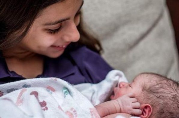La niña de diez años estuvo presente en el nacimiento de su hermano: su reacción sorprendió incluso a las parteras.