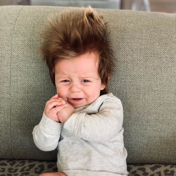 La fama de este bebé se debe a su espeso cabello. Es verdaderamente un fenómeno asombroso. Echa un vistazo a sus increíbles fotos.