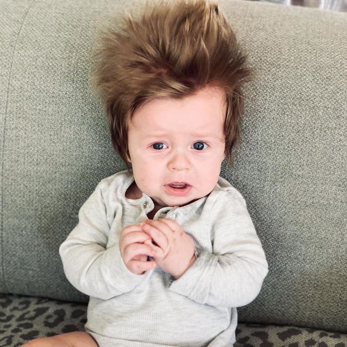 La fama de este bebé se debe a su espeso cabello. Es verdaderamente un fenómeno asombroso. Echa un vistazo a sus increíbles fotos.