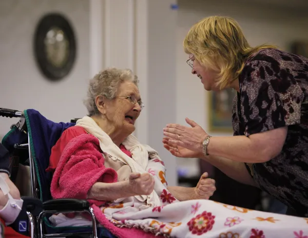 Cuida a su abuela de 96 años para que no tenga que vivir sola en una residencia de ancianos. Esta historia es realmente fascinante.