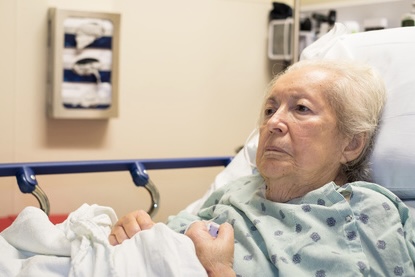Cuida a su abuela de 96 años para que no tenga que vivir sola en una residencia de ancianos. Esta historia es realmente fascinante.