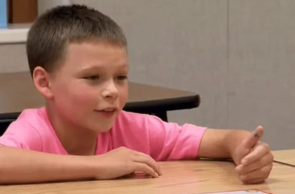 Un niño de cuarto grado fue ridiculizado por su camiseta rosa: la reacción de la maestra conmocionó a todos