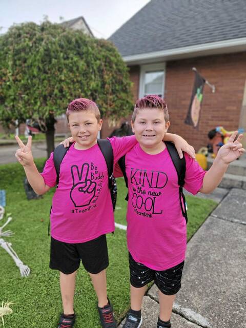 Un niño de cuarto grado fue ridiculizado por su camiseta rosa: la reacción de la maestra conmocionó a todos