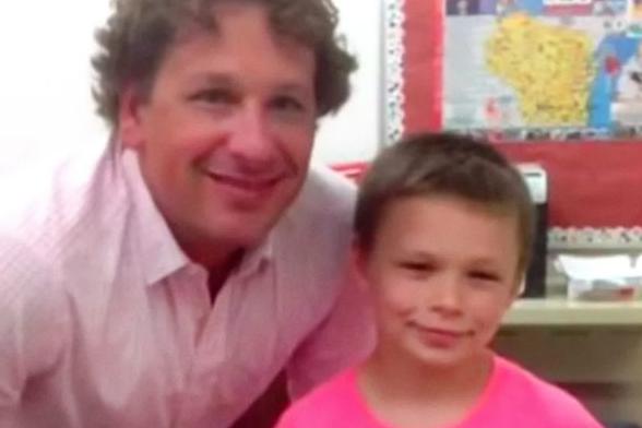 Un niño de cuarto grado fue ridiculizado por su camiseta rosa: la reacción de la maestra conmocionó a todos