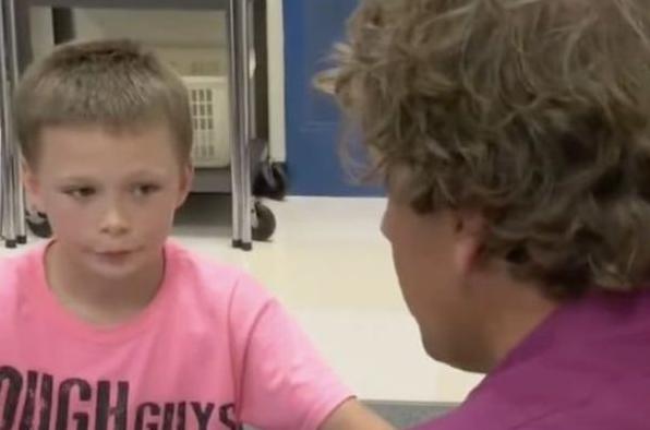 Un niño de cuarto grado fue ridiculizado por su camiseta rosa: la reacción de la maestra conmocionó a todos