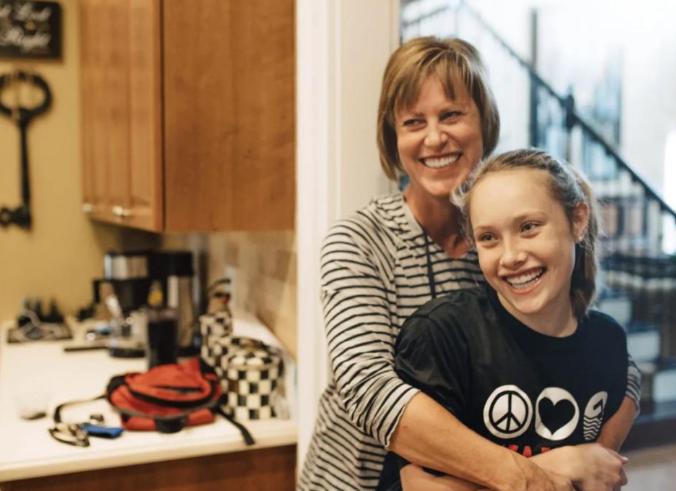 En memoria de su hija, quien falleció a los 14 años, la madre comenzó a practicar la natación.