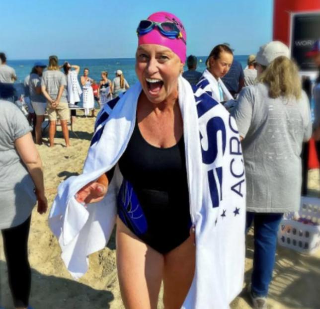 En memoria de su hija, quien falleció a los 14 años, la madre comenzó a practicar la natación.