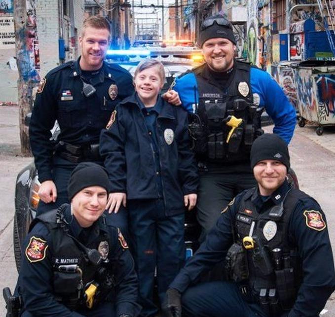 Cómo brillan sus ojos: la policía cumplió el sueño de niños especiales.