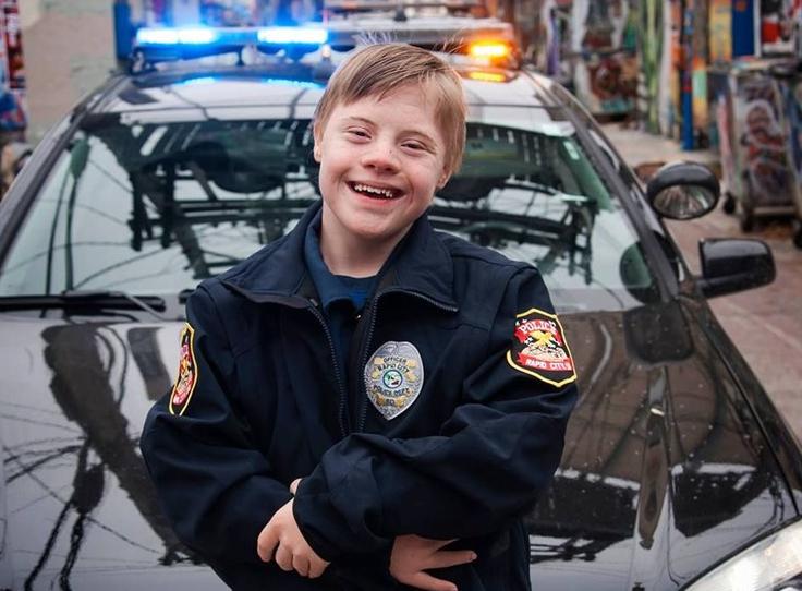Cómo brillan sus ojos: la policía cumplió el sueño de niños especiales.