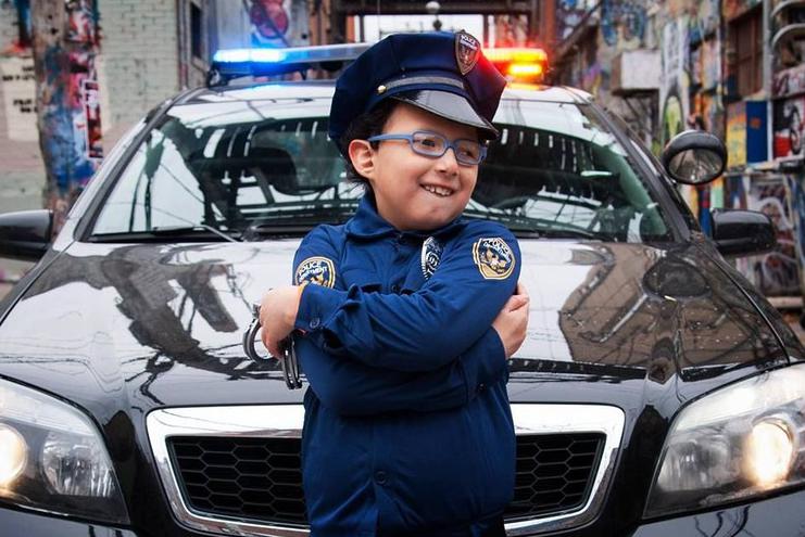Cómo brillan sus ojos: la policía cumplió el sueño de niños especiales.
