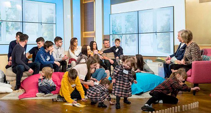 La madre que dio a luz a su vigésimo hijo compartió los secretos de cómo organizó la vida de una familia numerosa.