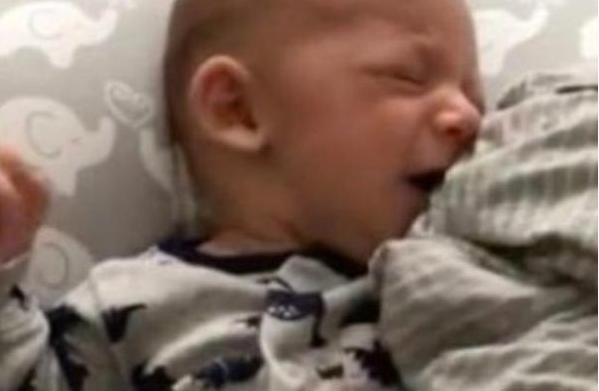 La ingeniosa solución del padre al llanto de su bebé de 3 meses: cómo reaccionó.
